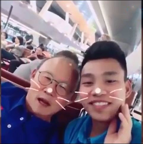 Không ít những bức ảnh cực dễ thương của HLV Park Hang Seo với các học trò tại ĐT U23 Việt Nam được đăng tải rộng rãi trên mạng xã hội.