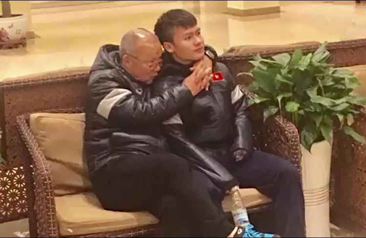 Nếu như ai không biết đây là cặp thầy - trò thì sẽ tưởng rằng họ là bố con.