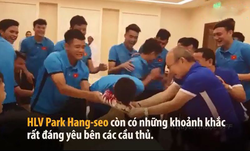 Không chỉ "hại" mình mà HLV Park Hang Seo còn tìm cách "hại" các học trò của mình bằng việc úp bánh sinh nhật vào mặt.