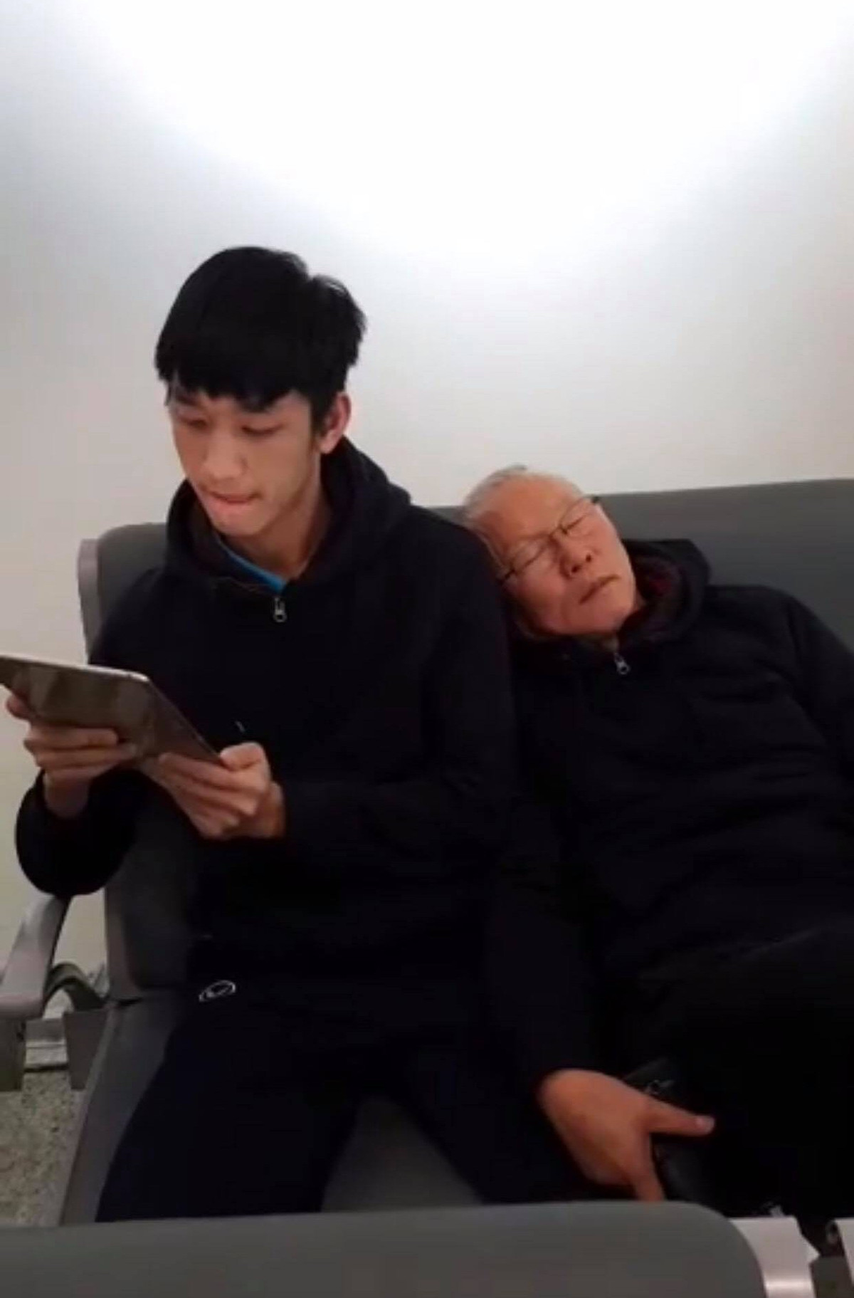 HLV Park Hang Seo dựa đầu vào Trọng Đại ngủ một giấc khi chờ máy bay lâu quá.