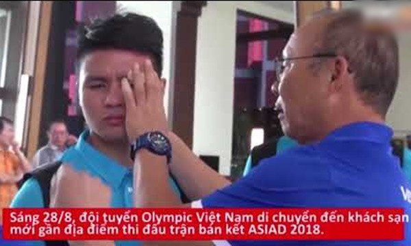 Thông thường các HLV đều rất nghiêm khắc với các học trò cả trong sân lẫn trong sinh hoạt hàng ngày. Nhưng nếu chứng kiến những hình ảnh của HLV Park Hang Seo, suy nghĩ trên sẽ bị thay đổi bởi ông thầy người Hàn Quốc là người tình cảm và thường xuyên có những hành động vô cùng đáng yêu với các học trò tại ĐT U23 Việt Nam.