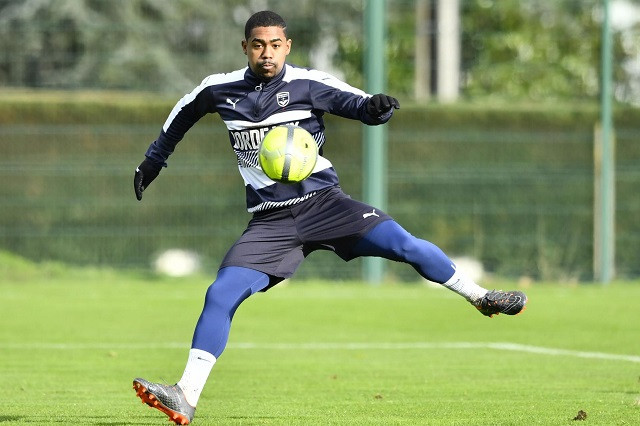 Những tưởng mọi chuyện đã kết thúc ở đó nhưng sau khi mọi thứ đã xong xuôi thì mẹ của Malcom đã khiến Monchi bất ngờ khi nói rằng con trai bà không thể đến Rome kiểm tra y tế và kí hợp đồng bởi Bordeaux không cho phép tiền vệ người Brazil này rời nước Pháp. Giải đáp vấn đề này, Chủ tịch của Bordeaux, ông Stephane Martin cho biết Barca đã đưa ra lời đề nghị 41 triệu bảng và nó tốt hơn 35 triệu bảng của Roma đưa ra và họ quyết định bán Malcom sang xứ Catalunya.