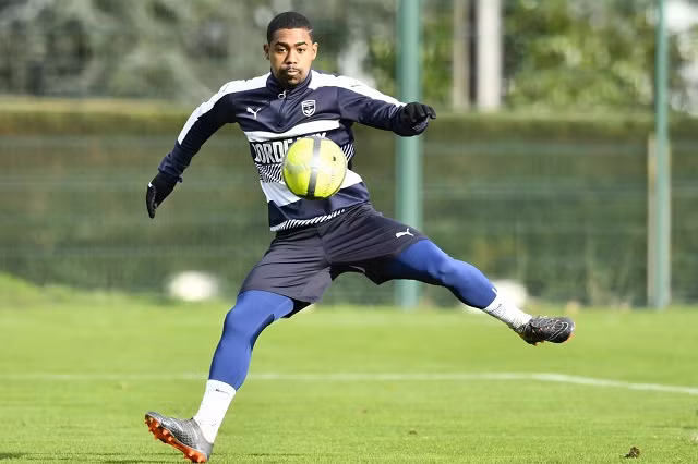 Những tưởng mọi chuyện đã kết thúc ở đó nhưng sau khi mọi thứ đã xong xuôi thì mẹ của Malcom đã khiến Monchi bất ngờ khi nói rằng con trai bà không thể đến Rome kiểm tra y tế và kí hợp đồng bởi Bordeaux không cho phép tiền vệ người Brazil này rời nước Pháp. Giải đáp vấn đề này, Chủ tịch của Bordeaux, ông Stephane Martin cho biết Barca đã đưa ra lời đề nghị 41 triệu bảng và nó tốt hơn 35 triệu bảng của Roma đưa ra và họ quyết định bán Malcom sang xứ Catalunya.