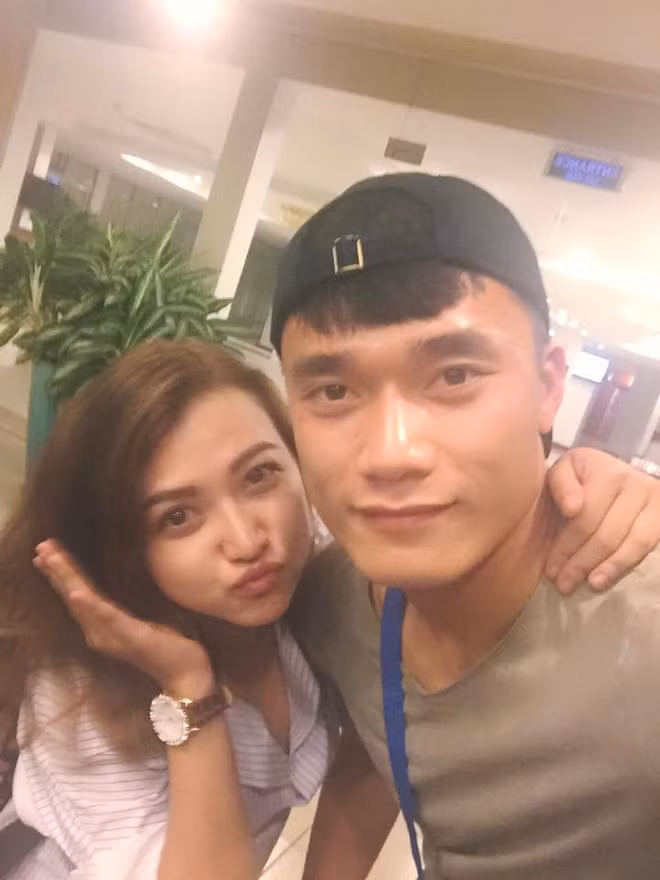 Thủ môn Bùi Tiến Dũng trở thành cái tên nổi như cồn trên MXH những ngày vừa qua sau khi thể hiện phong độ chói sáng đưa U23 Việt Nam vào chung kết U23 châu Á. Gần như mọi thông tin liên quan đến chàng trai người Thanh Hóa này được dân mạng truy tìm và báo chí "đào xới" khá nhiều, trong đó có cả cô gái bị đặt nghi vấn "người tình tin đồn".