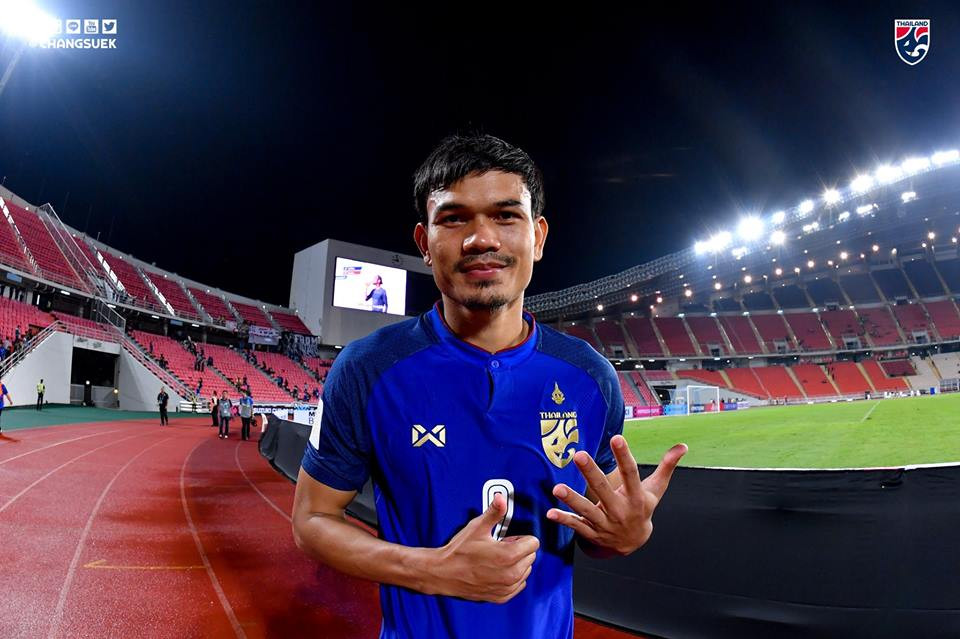 Tại AFF Cup 2014, Adisak Kraisorn đã đóng vai trò rất lớn trong việc bảo vệ chức vô địch của ĐT Thái Lan.