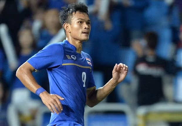 Một năm sau, anh tiếp tục tỏa sáng dưới màu áo đội U19 Thái Lan tại giải U19 châu Á. Đến năm 2013, anh trở thành đầu tàu đưa ĐT U23 Thái Lan giành chức vô địch SEA Games.