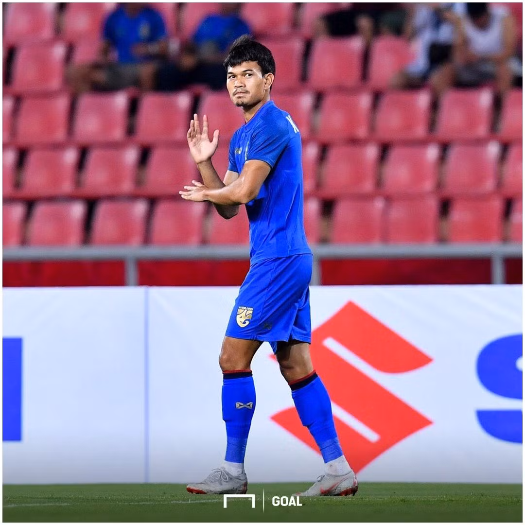 Cả 6 bàn thắng của Adisak Kraisorn điều là những pha ghi bàn 1 chạm. Mặt khác, anh chỉ mất trung bình chưa đầy 9 phút để ghi một bàn thắng - hiệu số vô tiền khoáng hậu trong lịch sử AFF Cup.