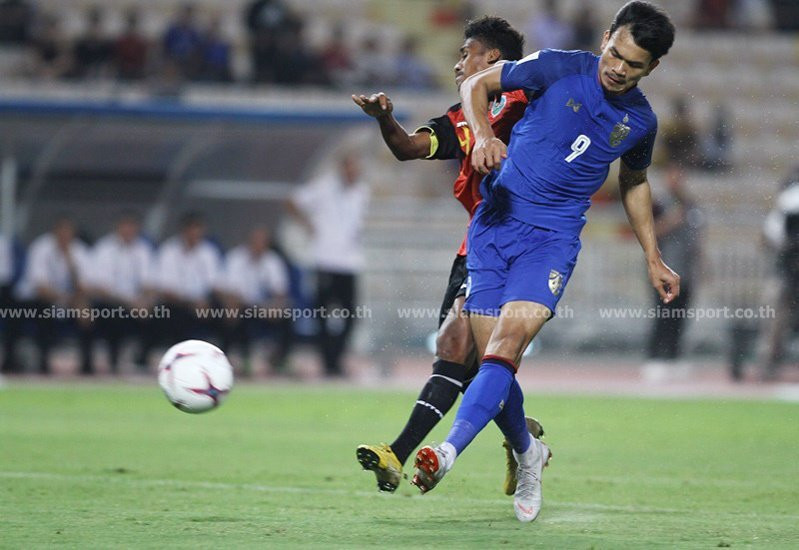 Adisak Kraisorn đang ở độ tuổi chín nhất trong sự nghiệp thi đấu. Anh đã ghi 26 bàn thắng sau 71 trận cho CLB Muangthong. Ở cấp độ ĐTQG, anh cũng sở hữu 14 bàn thắng trong 26 trận đấu.