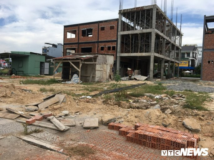 Để tạm thời cấp điện cho một số khách hàng đang triển khai xây dựng công trình trong khu vực dự án, Công ty TNHH MTV Điện lực Đà Nẵng đã triển khai nâng công suất trạm biến áp Tiểu La 2 trên đường 2/9.