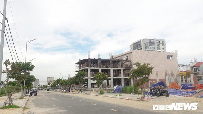 Những công trình vẫn mọc lên từng ngày trên dự án THKDCTMDV đường 2/9.