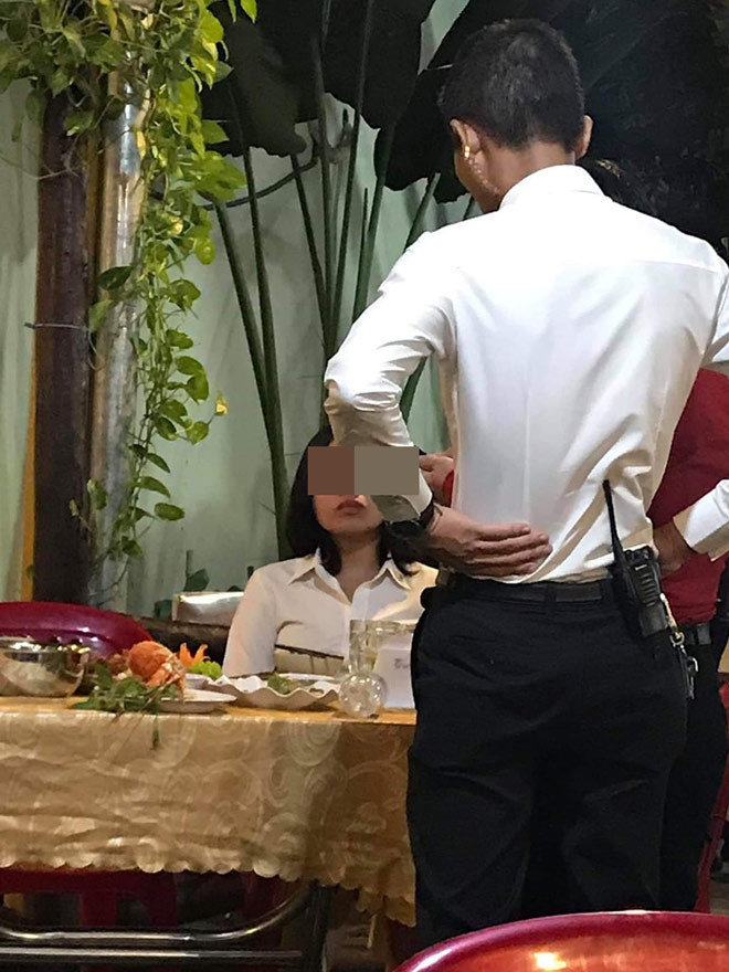 Moi ban gai moi quen di an, chang trai choi 