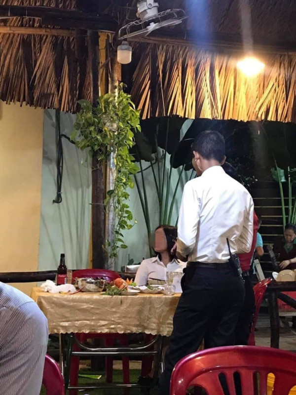 Moi ban gai moi quen di an, chang trai choi 