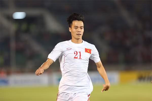 HLV Hữu Thắng tung Văn Toàn vào sân nhằm gia tăng sức mạnh hàng công cho ĐT Việt Nam.