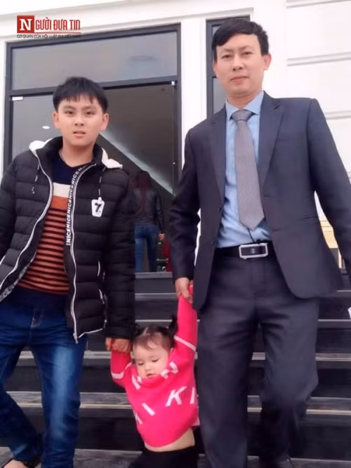 Vo cham con om, chong 