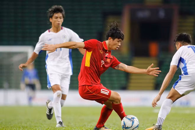 Tuy nhiên theo nhiều người đánh giá, nếu biết chắt chiu cơ hội tốt hơn, Công Phượng đã có thể có nhiều hơn 4 bàn thắng trong tổng số thành tích của mình tại môn bóng đá nam SEA Games 29. Đặc biệt, nếu ghi bàn vào lưới Thái Lan trên chấm 11m, chàng cầu thủ HAGL sẽ có tới 5 bàn thắng. Ảnh: Bongda.net.vn