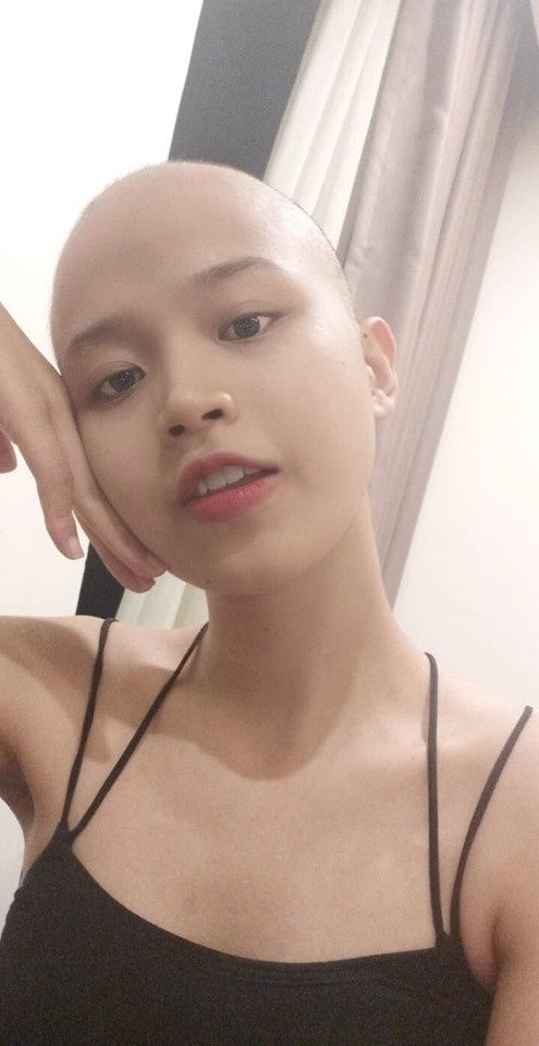 Trước căn bệnh hiểm nghèo của mình, Thủy Tiên vẫn không bỏ cuộc, thậm chí cô cố gắng tập chơi đàn để giúp giải tỏa tinh thần khi phải truyền hóa chất. Ngoài ra, nữ sinh ung thư chia sẻ cô đang tham gia chương trình Duyên dáng Ngoại Thương và còn đùa rằng “Liệu để đầu trọc lên thi có lẽ sẽ rất dễ thương!”.