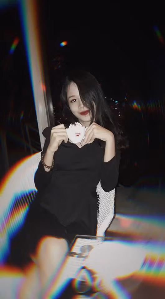 Thủy Tiên chia sẻ: "Thật sự là lúc ấy em vẫn còn nhiều hi vọng lắm, tự tin với độ tuổi của mình, em lên viện K khám lại, kết quả đúng là ung thư vú. Lúc ấy mới là sợ chính thức, còn trước đó chỉ là sợ mơ hồ thôi. Trời đất xung quanh em sụp đổ, em như người bị phán án tử, biết trước cái chết, em phẫn uất và vô cùng cảm thấy bất công vì sao thần chết lại điền tên em vào danh sách dự bị sớm thế này. Rõ ràng là em còn rất trẻ mà...