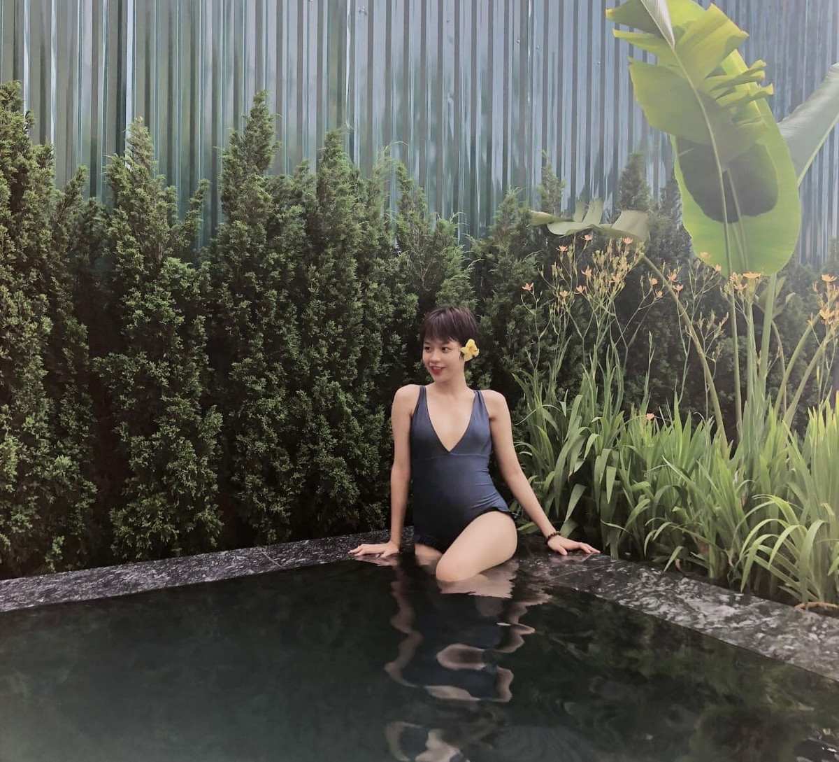 Cụ thể, nữ sinh viên FTU cho biết: "Đấy là vào một ngày giữa mùa hè của tháng 6. Trời hơi nóng, em đi tắm và tình cờ khi sờ ngực thì thấy có cục hạch cứng với di động, em lên mạng đọc chỉ thấy họ bảo là còn trẻ, ít khả năng ung thư vú mà chỉ là xơ thôi nên chủ quan quên bẵng đi...