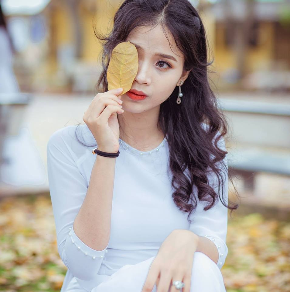 Một tuần sau khi em tự phát hiện ra....em phát hiện ung thư vú giai đoạn 2 mất rồi. Bác sĩ còn bảo không tin được, em ít tuổi thế làm sao ung thư được lại còn là thể dễ tái phát, họ khuyên em nên lên viện K khám lại vì lỡ đâu kết quả sinh thiết sai”, Thủy Tiên chia sẻ.