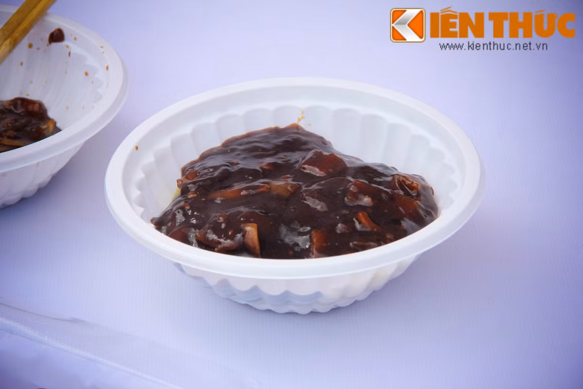 Ngoài những món như cơm cuộn Gim Bap thường, chiên thì món mì đen với nước sốt hành tây và thịt bằm cũng được rất nhiều thực khách lựa chọn khi đến với Lễ hội ẩm thực Việt - Hàn.