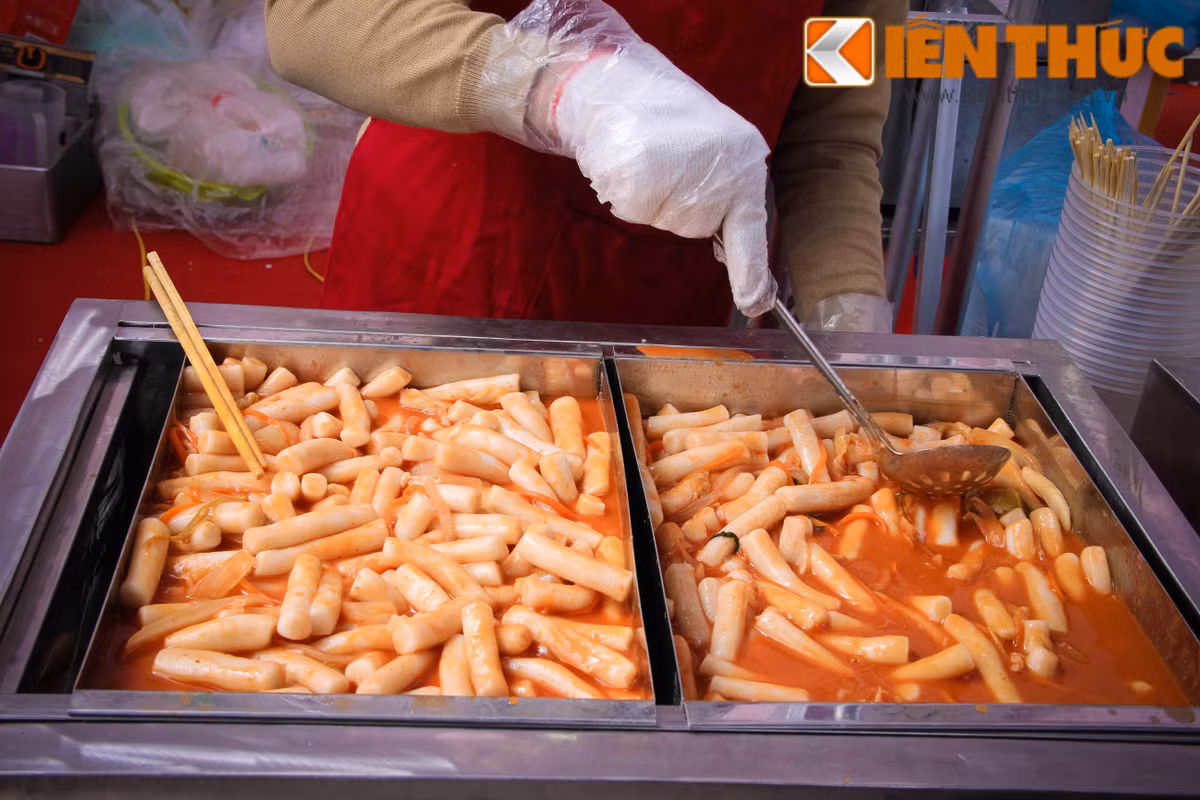 Lễ hội ẩm thực Việt - Hàn 2016 đã mang đến cho những người tham gia một không gian văn hóa ẩm thực thực sự. Những món ăn đặc trưng của xứ sở Kim Chi đã bày bán ngay trong khuôn viên của SVĐ QG Mỹ Đình.