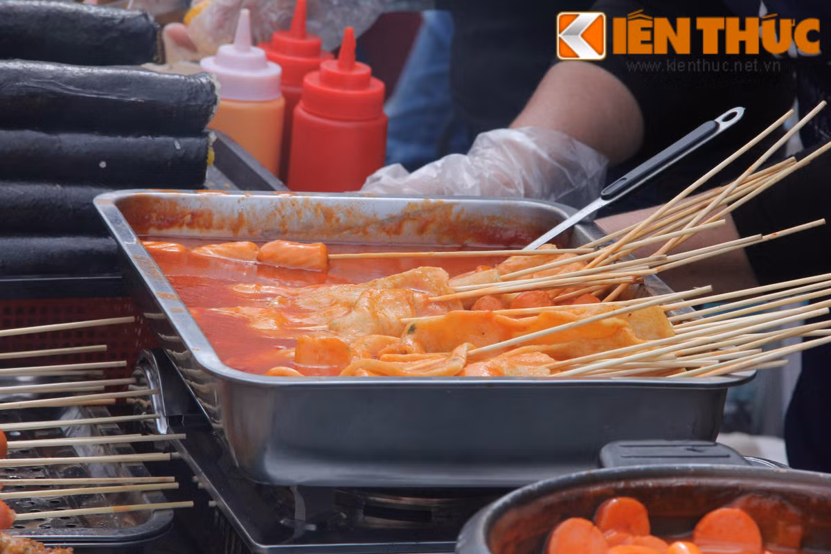 Đặc biệt, trong Lễ hội ẩm thực Việt - Hàn những đầu bếp đến từ xứ sở Kim Chi đã mang đến món thời gian qua đã trở thành tâm bão của giới trẻ là bánh gạo cay Tokbokki.