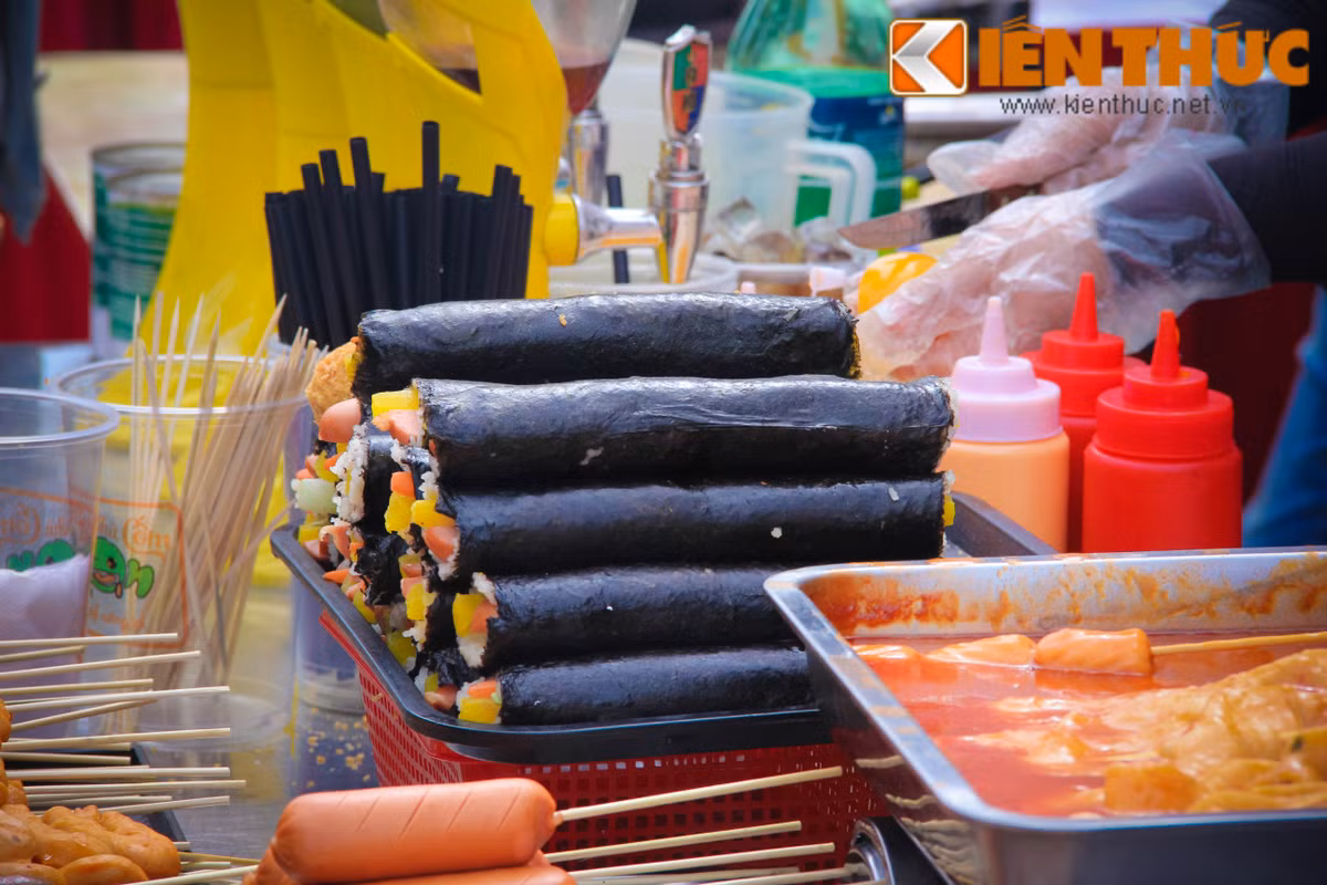 Chỉ với 20.000 vnđ đến 50.000 vnđ các bạn đã có thể thưởng thức những món ăn đậm bản sắc Hàn Quốc như cơm cuộn Kim Bap, Kim Chi hay Tteokbokki.