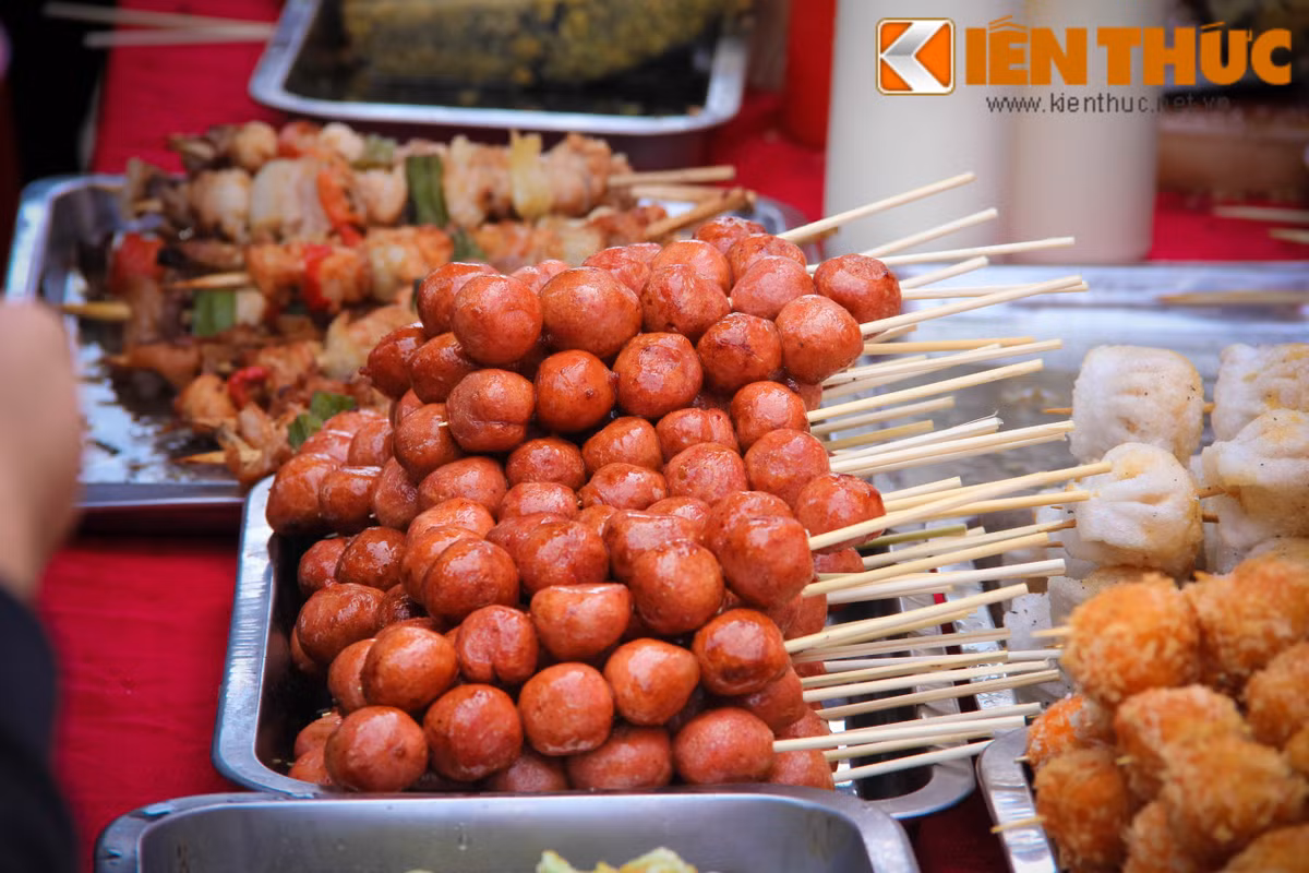 Năm nay, sự kiện Lễ hội ẩm thực Việt - Hàn được tổ chức tại Hà Nội và đã thu hút được rất nhiều các thành phần lứa tuổi tham gia, từ học sinh, sinh viên đến công nhân, viên chức và tựu chung họ đều muốn khám phá xem những món ăn Hàn Quốc có gì đặc biệt và xuất sắc ra sao.