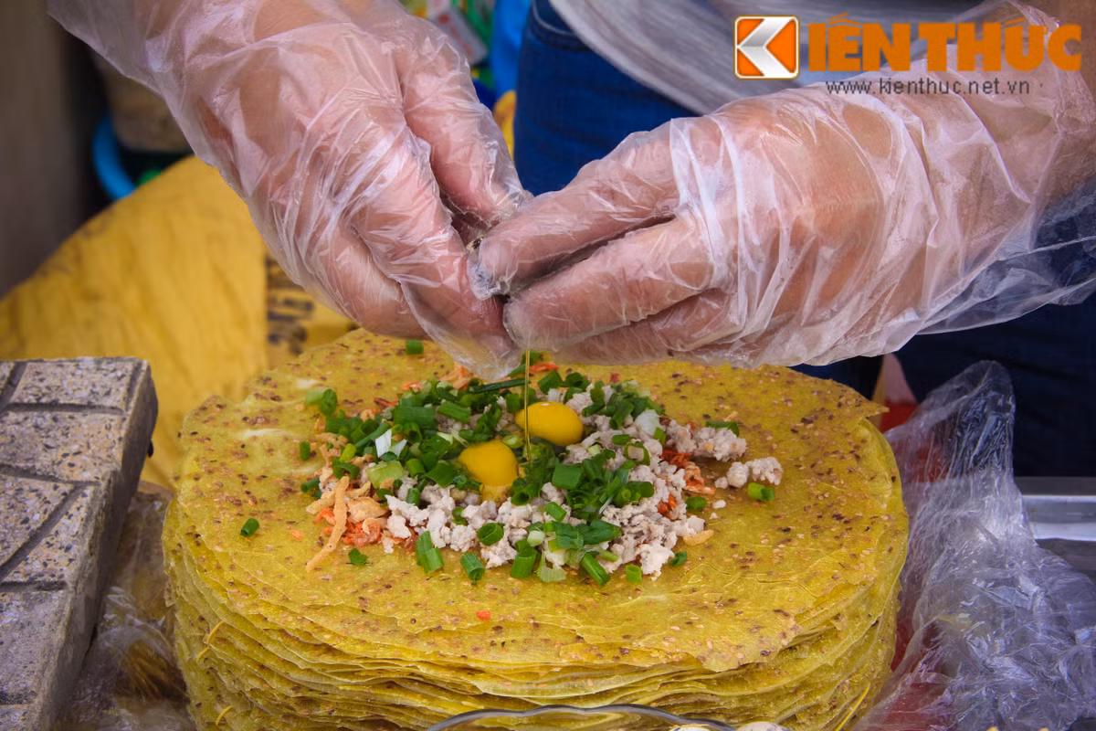 Món bánh tráng nướng đặc sản của Việt Nam cũng xuất hiện trong lễ hội ẩm thực Việt - Hàn.