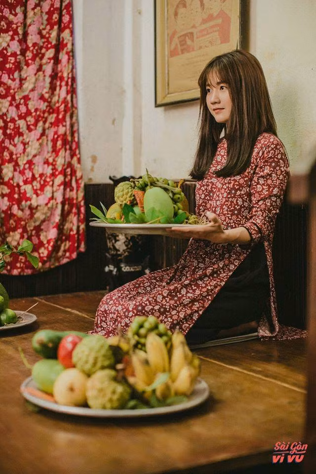 Dạo qua các trang mạng xã hội như Facebook hay Instagram, chỉ cần gõ hashtag #cobasaigon thì những bức ảnh các bạn trẻ check-in theo phong cách của bộ phim đình đám này nhanh chóng hiện lên trước mặt bạn.