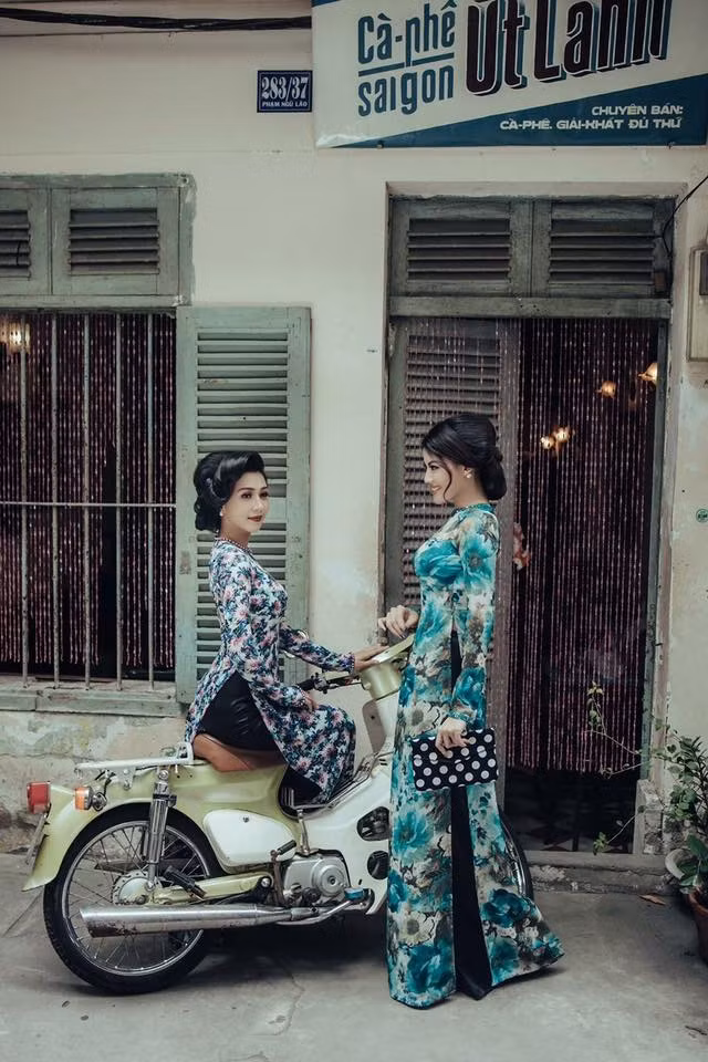 Cổ điển và quý phái là những điều mà các bạn trẻ đã mang đến với những bức ảnh áo dài hoa ngày xưa.