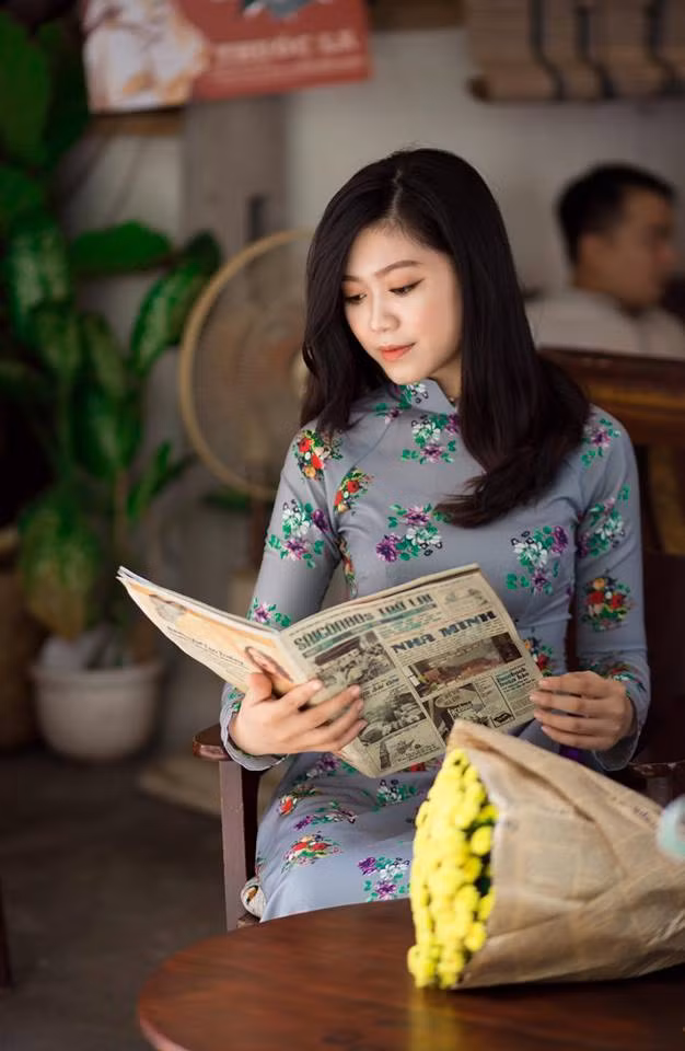 Chiếc áo dài truyền thống luôn mang đến vẻ đẹp cho người phụ nữ Việt và với những bộ áo dài theo phong cách "Cô ba Sài Gòn" các bạn trẻ đã đưa cộng đồng mạng về với những ngày xưa cũ.