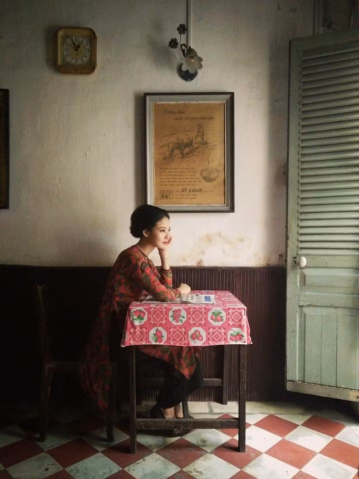 Với tông màu trầm và những bố trí đơn giản như chiếc bàn cổ bức tường ngả màu đã mang đến bức ảnh sống ảo cực đẹp cho các bạn trẻ.