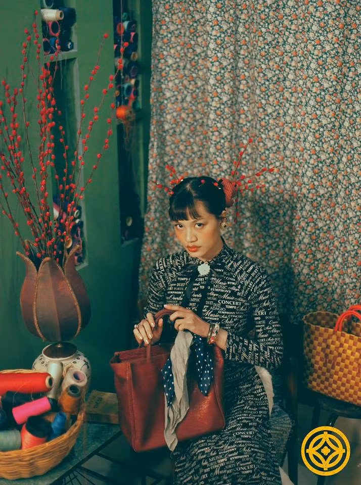 Địa điểm được các bạn trẻ lựa chọn để có những bức ảnh sống ảo với chiếc áo dài theo phong cách Cô ba Sài Gòn đó là những quán cafe theo vintage hoặc mang concept thời bao cấp. Tại các địa điểm này, các bạn trẻ tha hồ khoe những góc chụp đẹp khiến cộng đồng mạng trầm trồ khen ngợi.