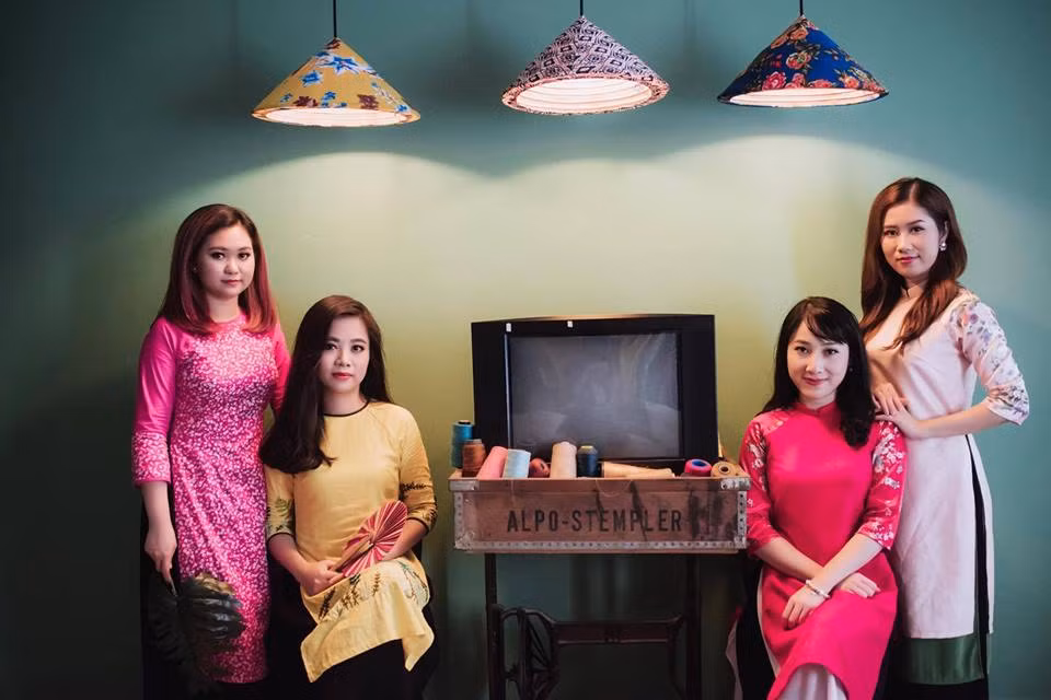 Theo chia sẻ của nickname Hoang Phi các địa điểm mà giới trẻ có thể thực hiện những bức ảnh theo phong cách "Cô ba Sài Gòn" đó là những quán cafe nổi tiếng như OTRO homestay, SàiGòn80s Nhà Mình hay Út Lành Cà- phê.