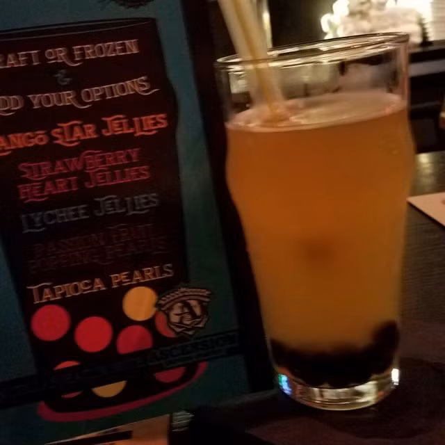 Bạn có thể thưởng thức chúng bằng ống hút cực lớn, để từng viên trân châu mềm dẻo nối tiếp nhau trôi qua lưỡi, hòa quyện với vị đắng nhẹ của bọt bia và một chút cảm giác tê tê khá độc đáo.