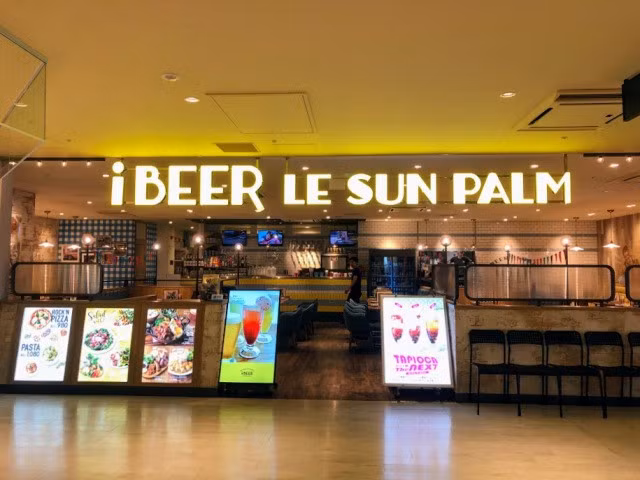 Khung cảnh tại cửa hàng đầu tiên bán bia trân châu tại khu Shinjuku .