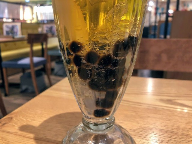 Phần nước thơm lừng được lấy cảm hứng từ cocktail panaché, một hỗn hợp của bia và soda cam quýt cộng thêm những viên trân châu tapioca trứ danh đã nên thức uống mới này.