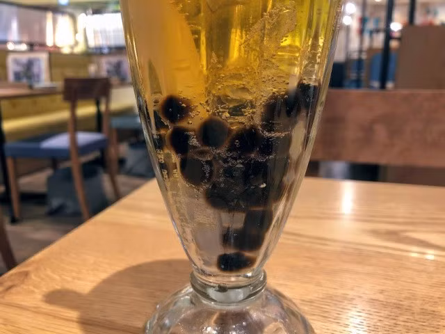 Phần nước thơm lừng được lấy cảm hứng từ cocktail panaché, một hỗn hợp của bia và soda cam quýt cộng thêm những viên trân châu tapioca trứ danh đã nên thức uống mới này.