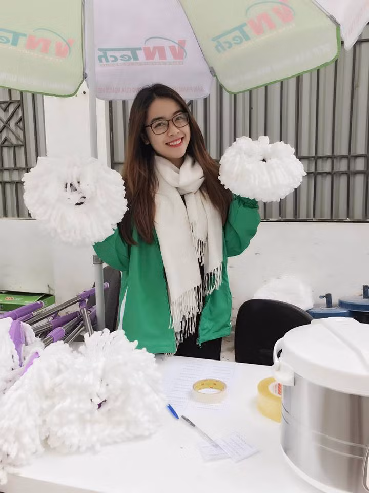 Cũng vì tất cả những lý do trên nên trang cá nhân của Cẩm Ly thời gian qua ùn ùn những anh chàng vào xin kết bạn và tò mò muốn tìm hiểu về cuộc sống của cô bạn Á khôi nhan sắc trường ĐH Khoa học Tự nhiên