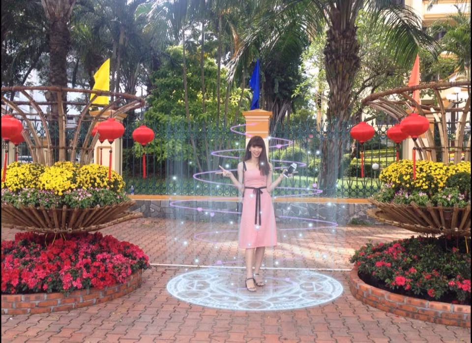 Cụ thể, trong ứng dụng chỉnh ảnh online này người dùng sẽ biến mình vào một nhân vật với vòng tròn sáng với hoa văn dưới chân và những vòng xoắn quanh thân mình.