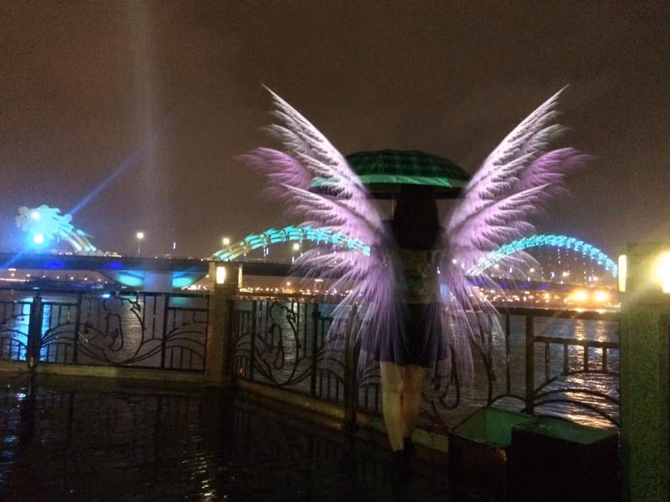 Không chỉ dừng lại ở việc tạo ra những bức ảnh với vòng xoáy vệt sáng, nhiều dân mạng còn sáng chế ra ghép cánh thiên thần cho mình vô cùng vi diệu.