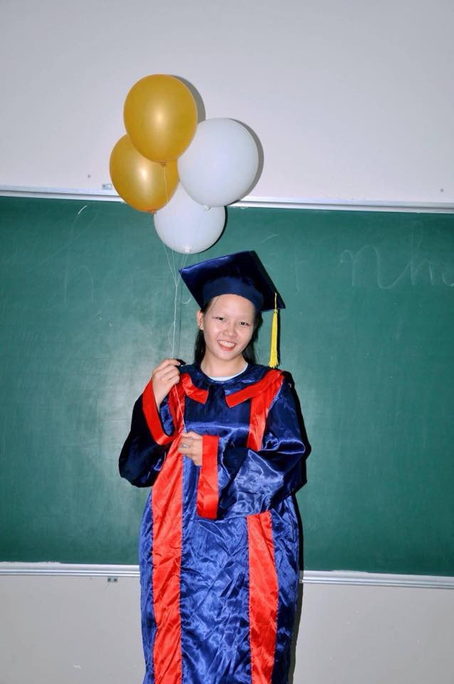 Cụ thể, trên trang cá nhân của nickname H.K đã chia sẻ lên mạng xã hội những hình ảnh cho bộ ảnh kỷ yếu của lớp mình, trong đó, loạt ảnh gương mặt các nam thanh nữ tú đã được "hủy" hết sạch lông mày.