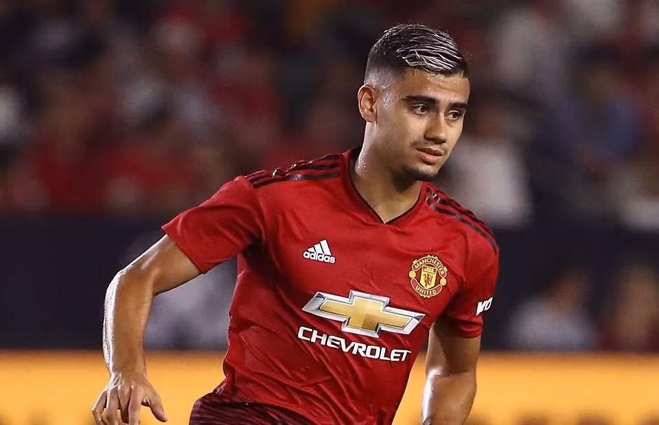 Mới đây, tờ Express tiết lộ Arsenal còn tính gây sốc bằng cách chiêu mộ một cầu thủ của MU là Andreas Pereira.