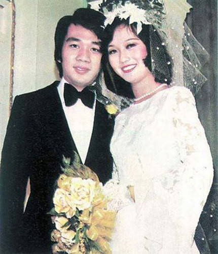 Không chỉ có cô dâu mà ngày xưa, chú rể cũng đánh chút phấn cho trắng để xóa đi làn da đen vì lăn lộn mưu sinh. Thậm chí nhiều ông bố của chúng ta còn bôi thêm chút son đỏ cho bờ môi rạng rỡ để sang nhà gái rước dâu.