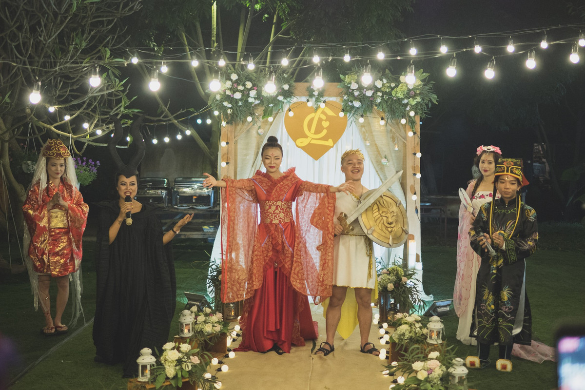 Đám cưới là chuyện trọng đại nhất đời người, chính vì thế ai cũng muốn trong ngày đặc biệt của mình để lại nhiều ấn tượng không chỉ cho chính bản thân mà còn là những quan khách, bạn bè và người thân trong gia đình tới dự. Cũng hướng tới mục đích đó, lễ thành hôn của cặp đôi dancer có tên Ngọc Cương và Mỹ Lệ được đầu tư hết sức đặc biệt từ trang phục cho đến bối cảnh.