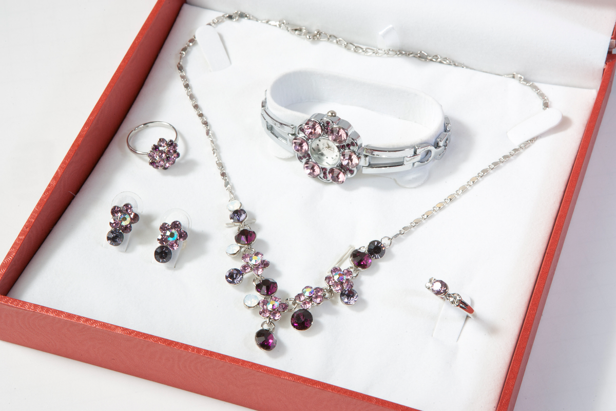 Một lưu ý nho nhỏ, cho các bạn nam khi mua trang sức cho bạn gái nhân ngày Quốc tế phụ nữ đó là với các cô nàng nữ tính thì bạn hãy chọn những thiết kế nhẹ nhàng, kích thước nhỏ. Còn với những bạn nữ cá tính, bạn hãy chọn cho họ những mẫu đơn giản và làm bằng bạc hoặc vàng là tốt nhất.