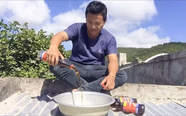 Tương tự như vụ việc một người tự xưng là Vlogger đổ 200 quả trứng lên đầu mẹ ăn mừng 20.000 sub thì một thanh niên khác cũng nhận về vô số 'gạch đá' không kém vì hành động bắt chước của mình là đổ mắm lên đầu mẹ ăn mừng 1.000 sub.