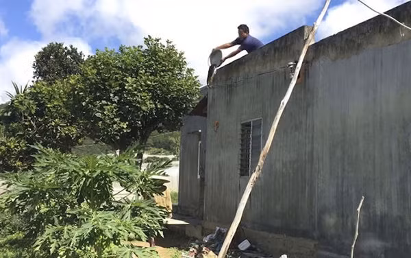 Trong đoạn video được đăng tải, nam thanh niên này đã hoà sẵn 3 chai nước mắm vào thau, sau đó đứng trên tầng mái của căn nhà để đổ xuống đầu mẹ mình. Ngay lập tức, dân mạng đã bày tỏ sự phẫn nộ tột đỉnh, đồng loạt kêu gọi tẩy chay kênh Youtube này và lên án hành động phản cảm của thanh niên kia.