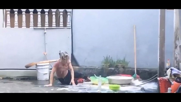 Ngày 14/5, cư dân mạng không khỏi phẫn nộ khi đoạn video có tên "Ăn mừng 20k sub, đổ trứng gà lên đầu mẹ và cái kết" của Minh Tiến (15 tuổi, huyện Mê Linh, Hà Nội) được đăng tải lên nhiều diễn đàn mạng.